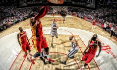 米兰体育网页版-当篮球与足球交错的夜晚，NBA季后赛的孤勇，与拜仁一脚踏碎药厂的宿命