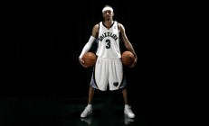 米兰体育下载-西决生死战之夜，范弗利特连续得分拉开差距，书写小人物传奇