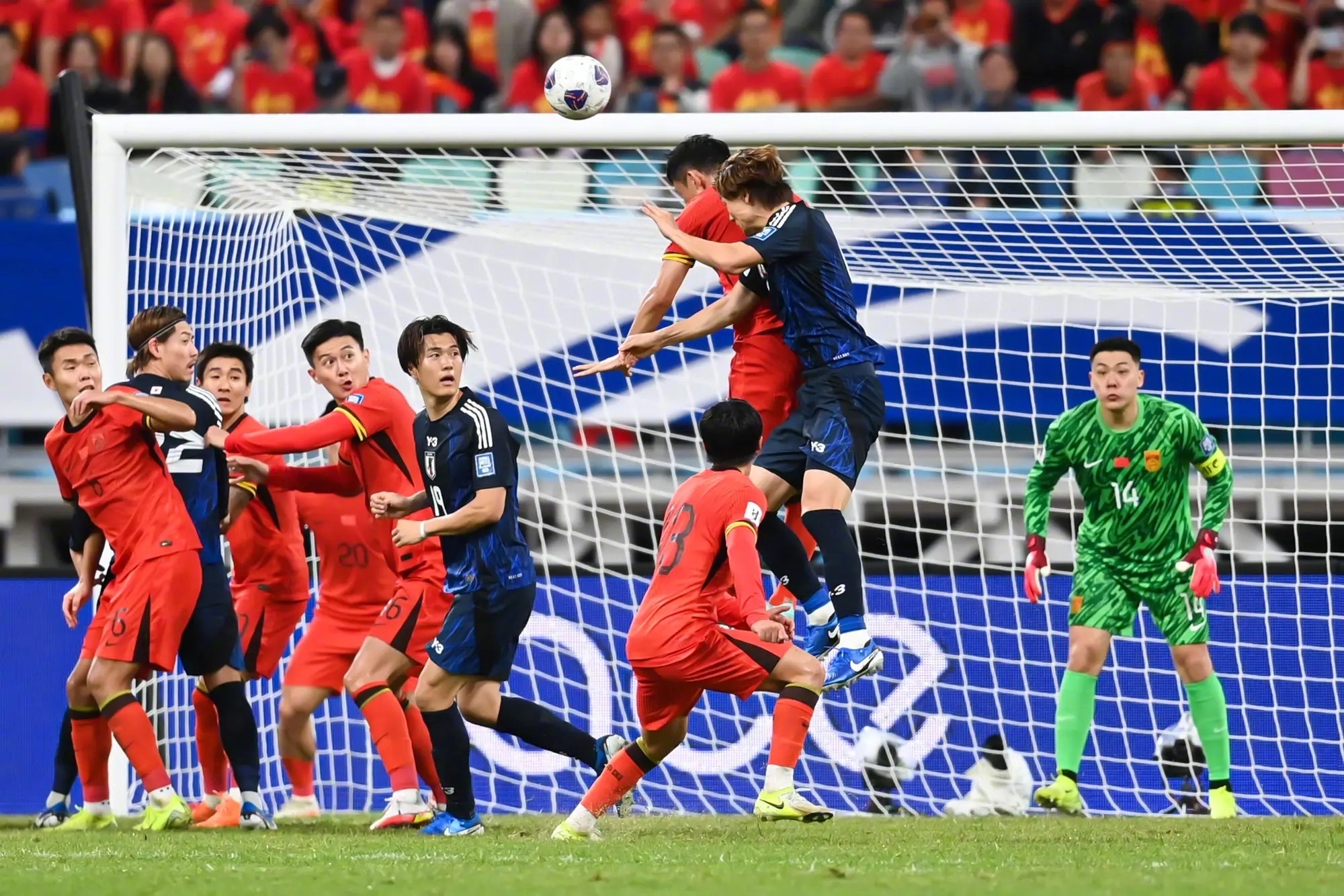 一场争夺胜利的激烈对决，球迷们热血沸腾的简单介绍